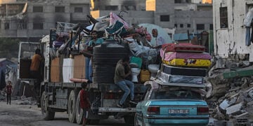 Παλαιστίνιοι εγκαταλείπουν την πόλη της Γάζας καθώς συνεχίζονται οι ισραηλινές επιχειρήσεις (φωτ.: EPA / Mohammed Saber)