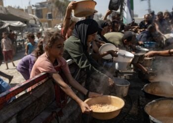 Παλαιστίνιοι προσπαθούν να εξασφαλίσουν λίγο φαγητό από τα συσσίτια στην πόλη της Γάζας (φωτ.: EPA/Haitham Imad)