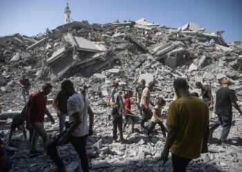 Παλαιστίνιοι ερευνούν ανάμεσα στα ερείπια συγκροτήματος κατοικιών μετά από ισραηλινό πλήγμα στην πόλη της Γάζας (φωτ.: EPA/Haitham Imad)