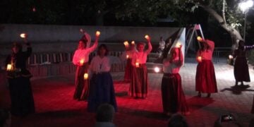 Χαρακτηριστικό στιγμιότυπο από την παράσταση (φωτ.: facebook/ Πανευβοϊκός Σύλλογος Καππαδοκών «Ο Άγιος Ιωάννης ο Ρώσσος»)