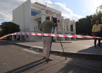 Κάμερα στο σημείο όπου βρισκόταν ο κάδος ανακύκλωσης ρούχων στη Γλυφάδα (φωτ.: EUROKINISSI / Γιάννης Παναγόπουλος)