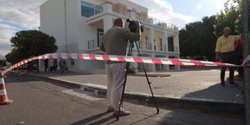 Κάμερα στο σημείο όπου βρισκόταν ο κάδος ανακύκλωσης ρούχων στη Γλυφάδα (φωτ.: EUROKINISSI / Γιάννης Παναγόπουλος)