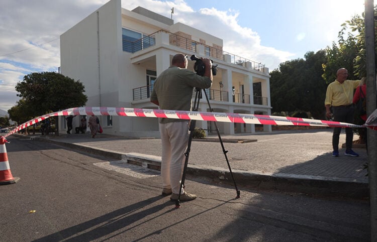 Κάμερα στο σημείο όπου βρισκόταν ο κάδος ανακύκλωσης ρούχων στη Γλυφάδα (φωτ.: EUROKINISSI / Γιάννης Παναγόπουλος)
