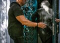 Ο ηγούμενος του Μεγάλου Σπηλαίου οδηγείται στον εισαγγελέα Κορίνθου (φωτ.: EUROKINISSI / Βασίλης Ψωμάς)