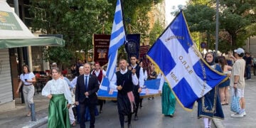 14 Σεπτεμβρίου 2025, ημέρα μνήμης της Γενοκτονίας των Μικρασιατών. Στην οδό Μητροπόλεως με προορισμό το Μνημείο του Άγνωστου Στρατιώτη (φωτ.: Facebook / Σύλλογος Τριγλιανών Ραφήνας)