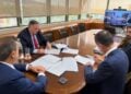 Στιγμιότυπο από την υπογραφή του μνημονίου στο υπουργείο Περιβάλλοντος κι Ενέργειας (φωτ.: Υπουργείο Περιβάλλοντος κι Ενέργειας)