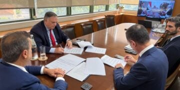 Στιγμιότυπο από την υπογραφή του μνημονίου στο υπουργείο Περιβάλλοντος κι Ενέργειας (φωτ.: Υπουργείο Περιβάλλοντος κι Ενέργειας)