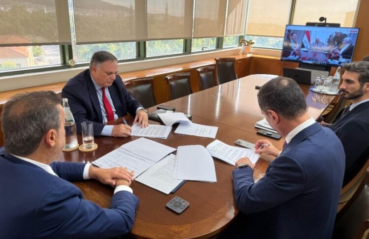Στιγμιότυπο από την υπογραφή του μνημονίου στο υπουργείο Περιβάλλοντος κι Ενέργειας (φωτ.: Υπουργείο Περιβάλλοντος κι Ενέργειας)