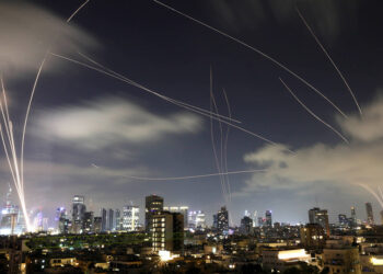 Το Iron Dome αναχαιτίζει ιρανικούς πυραύλους πάνω από το Τελ Αβίβ, 17 Ιουνίου 2025 (φωτ.: EPA / Abir Sultan)