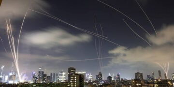 Το Iron Dome αναχαιτίζει ιρανικούς πυραύλους πάνω από το Τελ Αβίβ, 17 Ιουνίου 2025 (φωτ.: EPA / Abir Sultan)