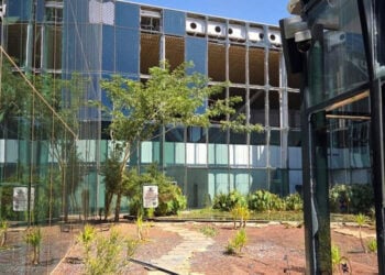 Σπασμένα τζάμια στο διεθνές αεροδρόμιο Ραμόν του Ισραήλ (φωτ.: X / Israel News Pulse)