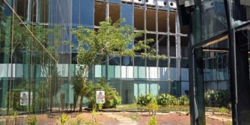 Σπασμένα τζάμια στο διεθνές αεροδρόμιο Ραμόν του Ισραήλ (φωτ.: X / Israel News Pulse)