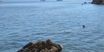 Ευκαιρία για τις τελευταίες βουτιές (φωτ.: EUROKINISSI/Γιώργος Κονταρίνης)