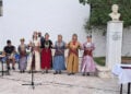Ζουπουνοφόρες της Ένωσης Ποντίων Πειραιώς-Κερατσινίου-Δραπετσώνας δίπλα στην προτομή του Νίκου Καπετανίδη (φωτ.: Facebook / Καθαρή Επιλογή - Καμάς Παντελής)