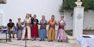 Ζουπουνοφόρες της Ένωσης Ποντίων Πειραιώς-Κερατσινίου-Δραπετσώνας δίπλα στην προτομή του Νίκου Καπετανίδη (φωτ.: Facebook / Καθαρή Επιλογή - Καμάς Παντελής)
