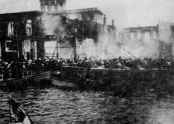 Απελπισμένοι Έλληνες προσπαθούν να διαφύγουν από την καταστροφή της Σμύρνης