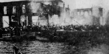 Απελπισμένοι Έλληνες προσπαθούν να διαφύγουν από την καταστροφή της Σμύρνης