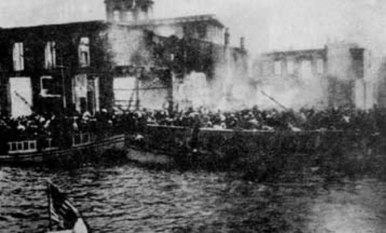 Απελπισμένοι Έλληνες προσπαθούν να διαφύγουν από την καταστροφή της Σμύρνης