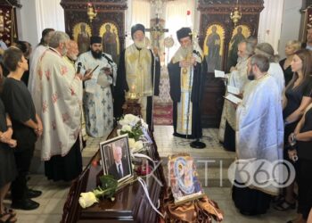 Στιγμιότυπο από την κηδεία του Νίκου Παπαδάκη στα Χανιά (φωτ.: https://kriti360.gr)