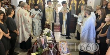Στιγμιότυπο από την κηδεία του Νίκου Παπαδάκη στα Χανιά (φωτ.: https://kriti360.gr)
