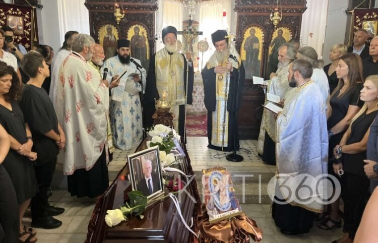 Στιγμιότυπο από την κηδεία του Νίκου Παπαδάκη στα Χανιά (φωτ.: https://kriti360.gr)