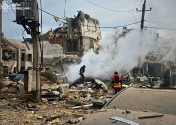 Πρωινή εικόνα μετά τη 12ωρη ρωσική επίθεση στο Κίεβο και τις γύρω περιοχές (πηγή: Χ /  State Emergency Service of Ukraine)