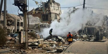 Πρωινή εικόνα μετά τη 12ωρη ρωσική επίθεση στο Κίεβο και τις γύρω περιοχές (πηγή: Χ /  State Emergency Service of Ukraine)