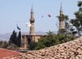 Σημαίες της Κύπρου, της Ελλάδας, της Τουρκίας και της Τουρκικής Δημοκρατίας της βόρειας Κύπρου ανάμεσα στους μιναρέδες που τοποθετήθηκαν στον καθεδρικό ναό της Αγίας Σοφίας, στη Λευκωσία (φωτ.: ΕΡΑ/Κάτια Χριστοδούλου)