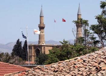 Σημαίες της Κύπρου, της Ελλάδας, της Τουρκίας και της Τουρκικής Δημοκρατίας της βόρειας Κύπρου ανάμεσα στους μιναρέδες που τοποθετήθηκαν στον καθεδρικό ναό της Αγίας Σοφίας, στη Λευκωσία (φωτ.: ΕΡΑ/Κάτια Χριστοδούλου)