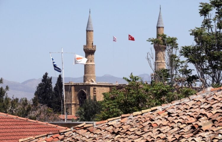 Σημαίες της Κύπρου, της Ελλάδας, της Τουρκίας και της Τουρκικής Δημοκρατίας της βόρειας Κύπρου ανάμεσα στους μιναρέδες που τοποθετήθηκαν στον καθεδρικό ναό της Αγίας Σοφίας, στη Λευκωσία (φωτ.: ΕΡΑ/Κάτια Χριστοδούλου)