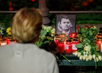 Λουλούδια και κεριά στη μνήμη του Τσάρλι Κερκ κατά τη διάρκεια αγρυπνίας στο Βερολίνο (φωτ.: EPA / Clemens Bilan)