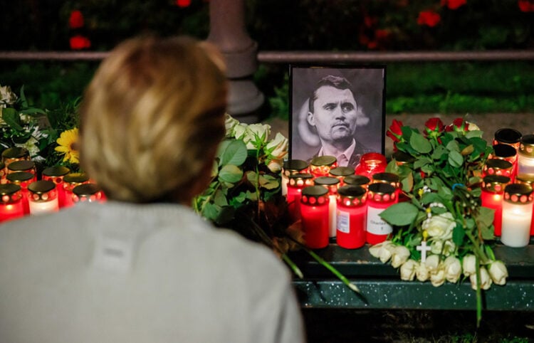 Λουλούδια και κεριά στη μνήμη του Τσάρλι Κερκ κατά τη διάρκεια αγρυπνίας στο Βερολίνο (φωτ.: EPA / Clemens Bilan)