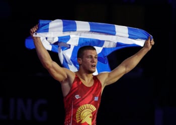 Ο Γιώργος Κουγιουμτσίδης μετά την κατάκτηση του πρώτου παγκόσμιου χρυσού μεταλλίου για την ελληνική πάλη. Ζάγκρεμπ, 15 Σεπτεμβρίου 2025 (φωτ.: EPA / Antonio Bat)
