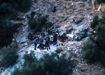 Δεξιά διακρίνεται το άνοιγμα απ' όπου μπήκαν οι τέσσερις άνδρες, και ο σωλήνας μέσω του οποίου οι διασώστες διοχέτευσαν οξυγόνο (φωτ.: EUROKINISSI)