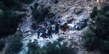 Δεξιά διακρίνεται το άνοιγμα απ' όπου μπήκαν οι τέσσερις άνδρες, και ο σωλήνας μέσω του οποίου οι διασώστες διοχέτευσαν οξυγόνο (φωτ.: EUROKINISSI)