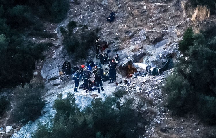Δεξιά διακρίνεται το άνοιγμα απ' όπου μπήκαν οι τέσσερις άνδρες, και ο σωλήνας μέσω του οποίου οι διασώστες διοχέτευσαν οξυγόνο (φωτ.: EUROKINISSI)