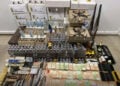 Ποτά, φυτοφάρμακα, μετρητά και μαχαίρια βρέθηκαν και κατασχέθηκαν κατά τις έρευνες (φωτ.: Υποδιεύθυνση Αντιμετώπισης Οργανωμένου Εγκλήματος Βορείου Ελλάδος)