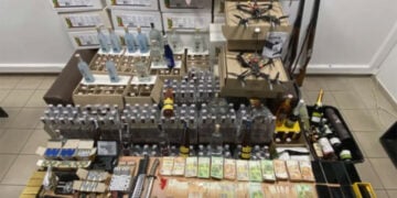 Ποτά, φυτοφάρμακα, μετρητά και μαχαίρια βρέθηκαν και κατασχέθηκαν κατά τις έρευνες (φωτ.: Υποδιεύθυνση Αντιμετώπισης Οργανωμένου Εγκλήματος Βορείου Ελλάδος)
