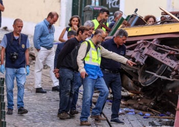 Εμπειρογνώμονες στο σημείο της τραγωδίας (φωτ.: EPA / Tiago Petinga)