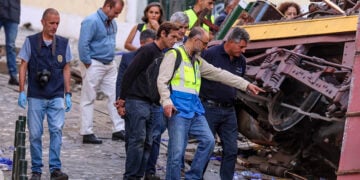 Εμπειρογνώμονες στο σημείο της τραγωδίας (φωτ.: EPA / Tiago Petinga)