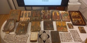Οι εκκλησιαστικές εικόνες και τα αρχαία νομίσματα που κατάσχεσε η αστυνομία (φωτ.: Ελληνική Αστυνομία)