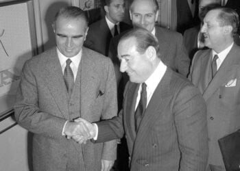 Αντνάν Μεντερές και Κωνσταντίνος Καραμανλής στη Ζυρίχη, σε συνδιάσκεψη για το Κυπριακό. 10 Φεβρουαρίου 1959 (φωτ.: Wikimedia)