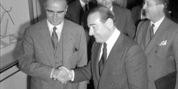 Αντνάν Μεντερές και Κωνσταντίνος Καραμανλής στη Ζυρίχη, σε συνδιάσκεψη για το Κυπριακό. 10 Φεβρουαρίου 1959 (φωτ.: Wikimedia)