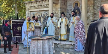 Στο μνημείο που βρίσκεται στον αύλειο χώρο του ναού Αγίου Γεωργίου Ελευθερίου (φωτ.: Μητρόπολη Νεαπόλεως και Σταυρουπόλεως)