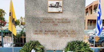 Το Μνημείο Μικρασιατών στη Νέα Μανωλάδα Ηλείας (φωτ.: Facebook / Άγιος Γεώργιος Νέας Μανωλάδος)