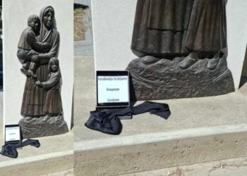 Το Μνημείο Γενοκτονίας στην Κω με την επιγραφή και το μαύρο μαντήλι που προστέθηκαν από άγνωστο (φωτ.:  facebook/Christos Topkaras)