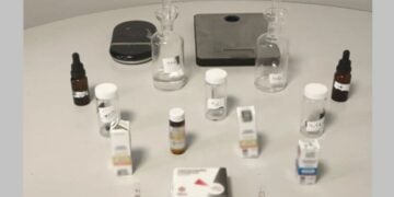 Ορισμένα από τα ναρκωτικά και τα αντικείμενα που κατάσχεσε η αστυνομία από το σπίτι του 45χρονου (φωτ.: Ελληνική Αστυνομία)