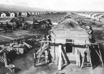 Κατασκευή των ξύλινων οικιών για τους πρόσφυγες της Νέας Αγχιάλου (πηγή: «Η Δήμητρα»)