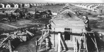 Κατασκευή των ξύλινων οικιών για τους πρόσφυγες της Νέας Αγχιάλου (πηγή: «Η Δήμητρα»)
