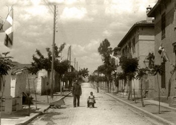Νέα Φιλαδέλφεια γύρω στο 1940 μάλλον οδός Ανακούς (φωτ.: facebook / Φιλαδελφεια-Χαλκηδονα, αρχείο Σχίζα)